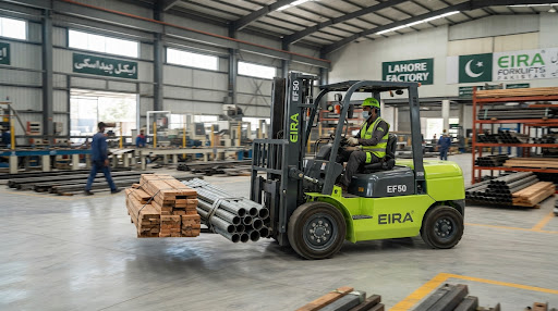 5 Ton heavy duty industrial forklift handling timber and steel pipes